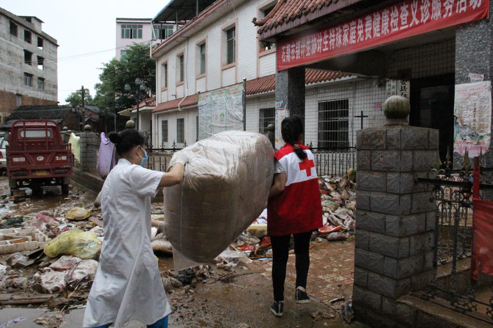 市红十字会向东安县灾区运送救灾物资