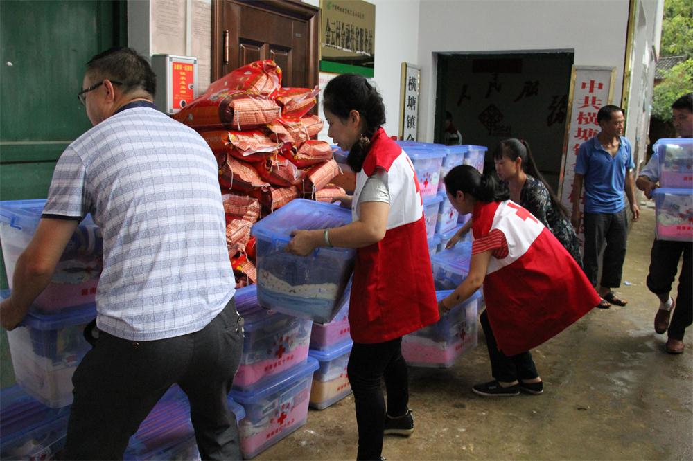 市红十字会向东安县灾区运送救灾物资