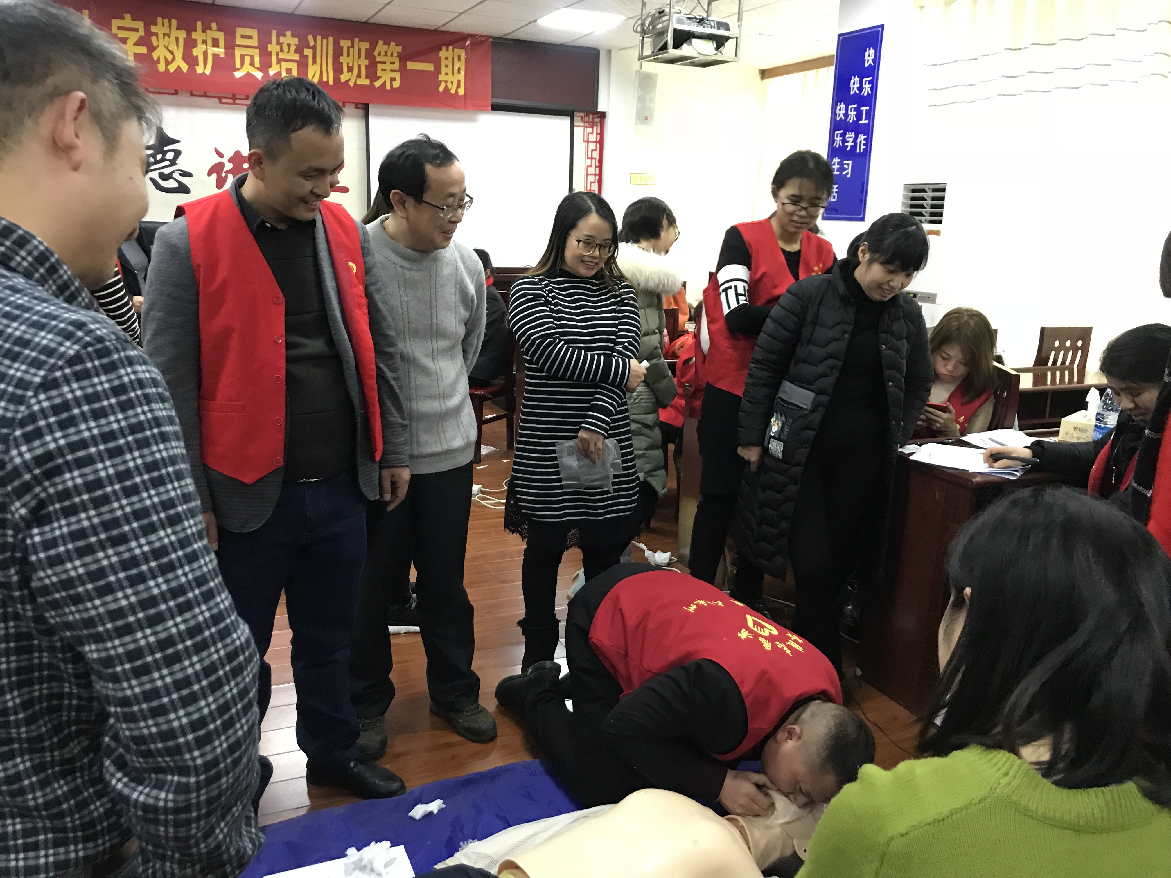 永州市红十字会为零陵志愿者开展救护员培训