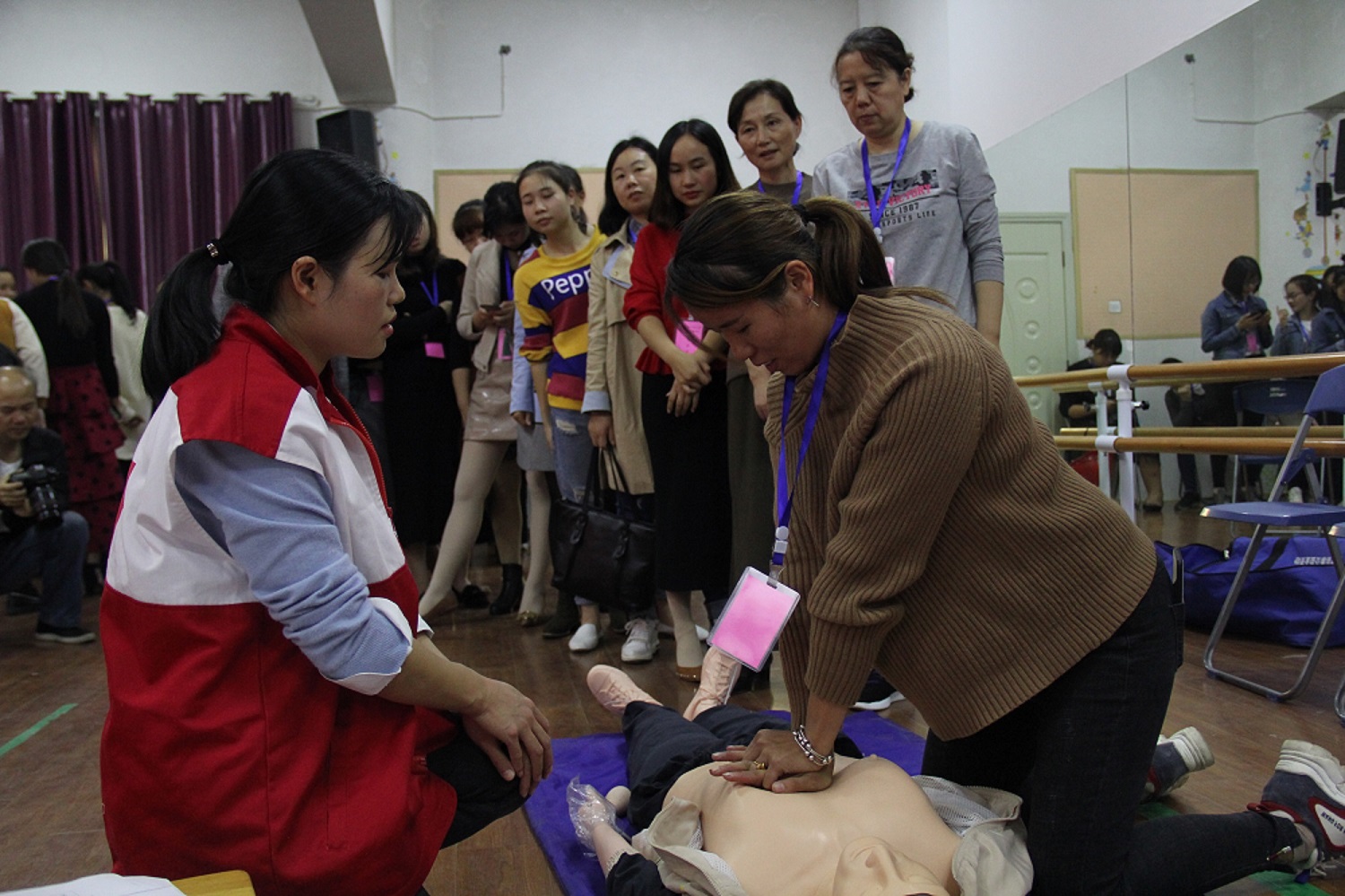 红十字应急安全知识幼儿园专题培训班开讲