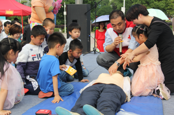 永州市红十字会参加全市防震减灾日宣传活动
