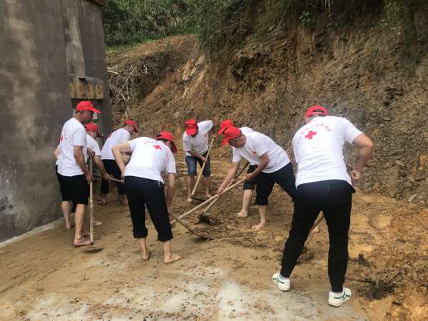 新田县红十字志愿者抗洪救灾在行动